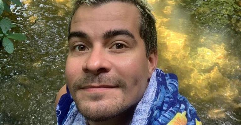 Thiago Martins compartilha registro inusitado ao curtir dia de praia em Fernando de Noronha