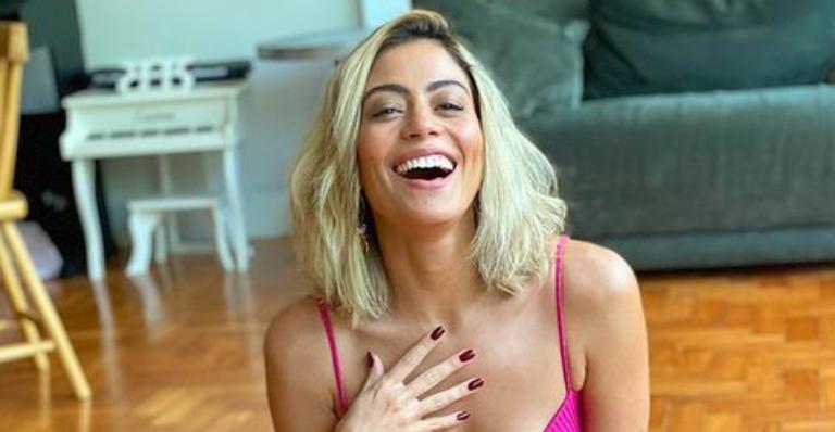 Carol Castro relembra clique emocionante com gaivota durante viagem para a praia