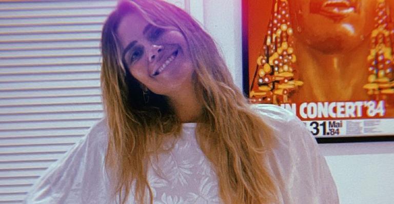 Carolina Dieckmann compartilha sequência de cliques na praia e brinca: ”Sereie-se”
