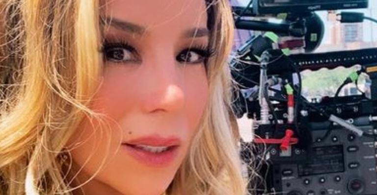 Danielle Winits aproveita momento na natureza em Angra dos Reis e brinca: ”Aglomeração verde”
