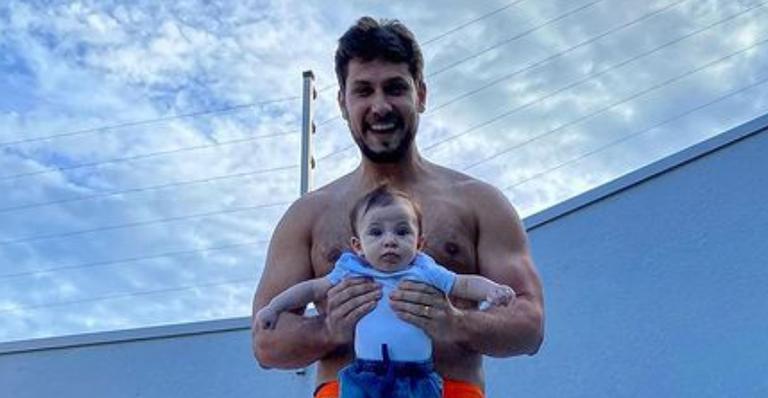 Elieser Ambrosio posa para clique fofíssimo ao lado do filho, Bento: ”Meu bebê ta crescendo”