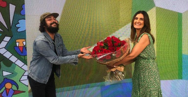 Fátima Bernardes recebe flores de Edu Sterblitch no ‘Encontro’ e agradece: ”Buquê lindo”