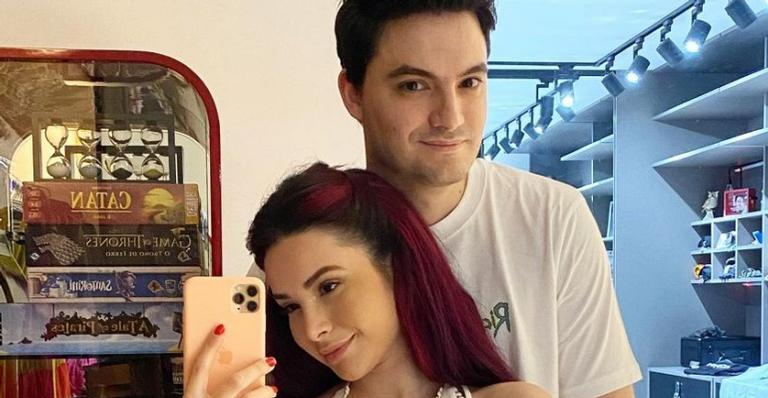 Felipe Neto posa com a namorada e comemora seu aniversário: ”Hoje é o dia dela”