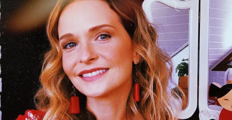 Fernanda Rodrigues ganha elogios ao posar com calça estampada estilosa: ”Tá linda!”