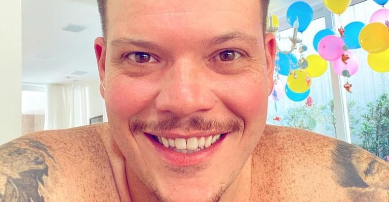 Ferrugem publica sequência de fotos e chama atenção para detalhe hilário