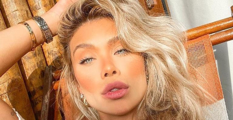 Flávia Pavanelli empina o bumbum em clique em Noronha e dispara: ”Já queria voltar”