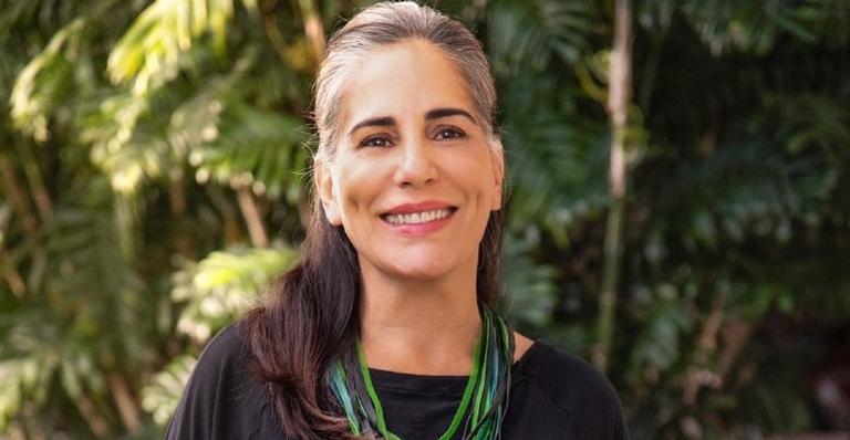 Gloria Pires aparece lendo descontraída em clique e web dispara: ”Como o tempo te faz bem”