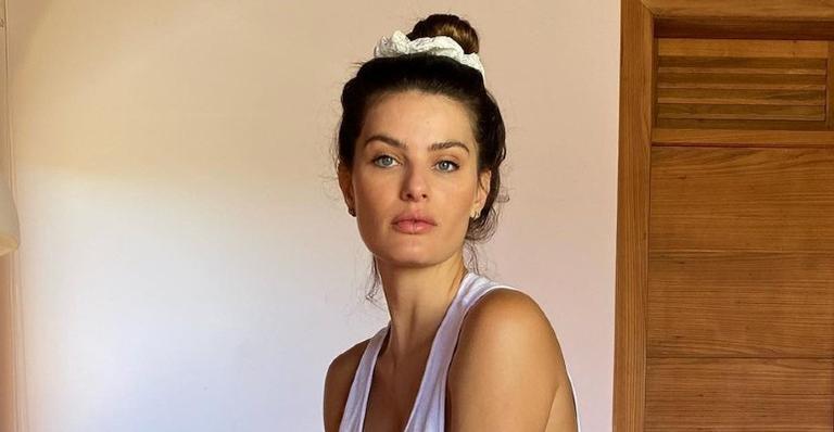 Isabeli Fontana posa fazendo topless e dispara: ”Sejamos livres”
