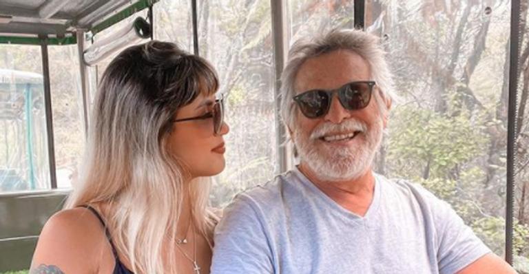 Na Nova Zelândia, José de Abreu compartilha cliques com a noiva