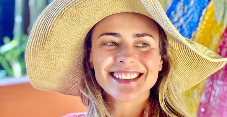 Juliana Silveira ostenta corpão em clique de biquíni na praia e declara: ”Celebre seu corpo”