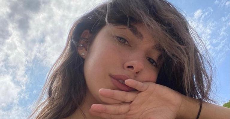 Marina Moschen arrasa ao posar para clique conceitual na praia