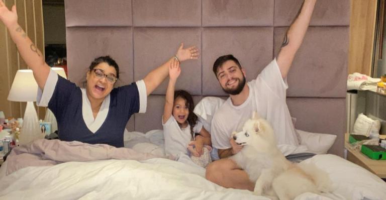 Preta Gil posa com Rodrigo Godoy e Sol de Maria, e mostra festa de aniversário do marido