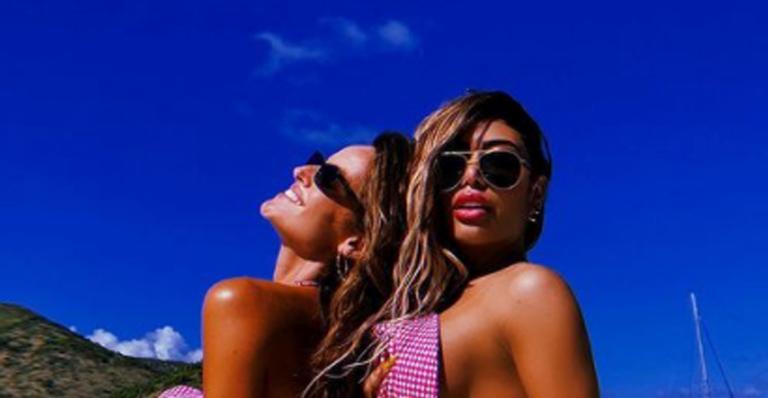 Rafaella Santos posa de biquíni com Izabel Goulart