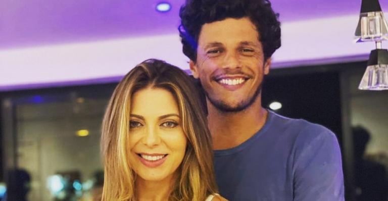 João Souza mostra declaração apaixonada que recebeu de Sheila Mello