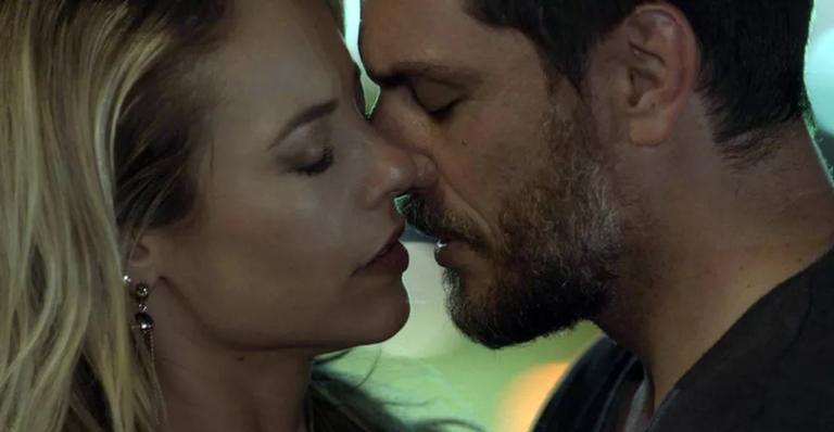 Traída, Jeiza troca beijos e engata romance com Caio em ‘A Força do Querer’