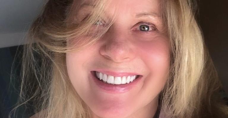 Vera Fischer posa de top e deixa barriguinha à mostra: ”Surreal de tão linda”
