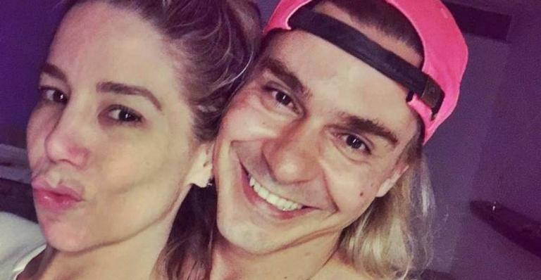 André Gonçalves posa coladinho com Danielle Winits e se declara: ”Amor”