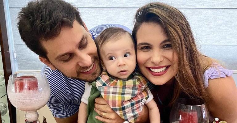 Eliéser Ambrósio encanta a web ao postar sequência de fotos na piscina com Kamilla Salgado e Bento