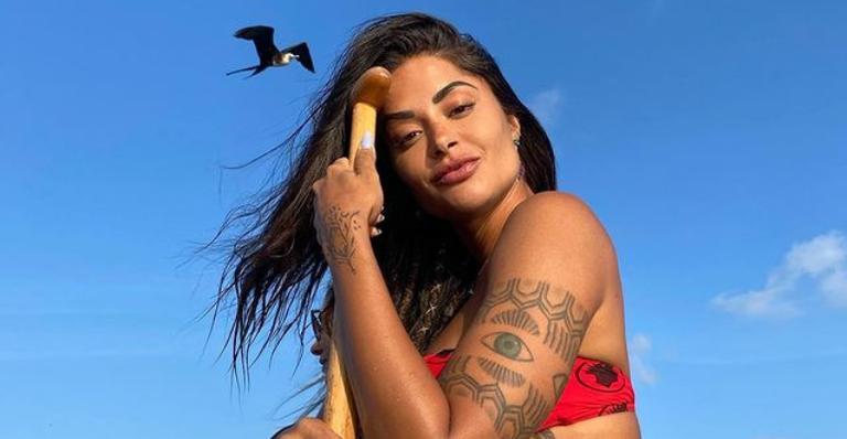 Em Fernando de Noronha, Aline Riscado aproveita maravilhas do arquipélago