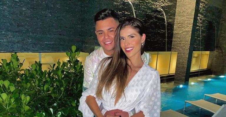 Felipe Araújo celebra um ano de namoro e se declara: ”Sou muito feliz”