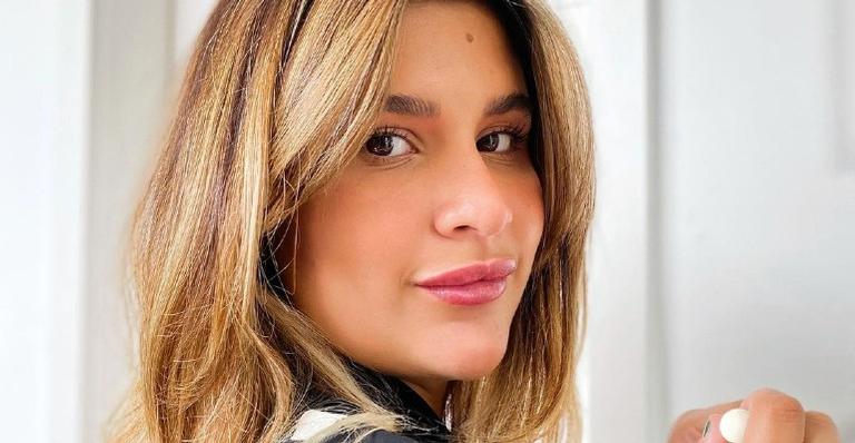 Giulia Costa publica clique conceitual com uma taça de vinho