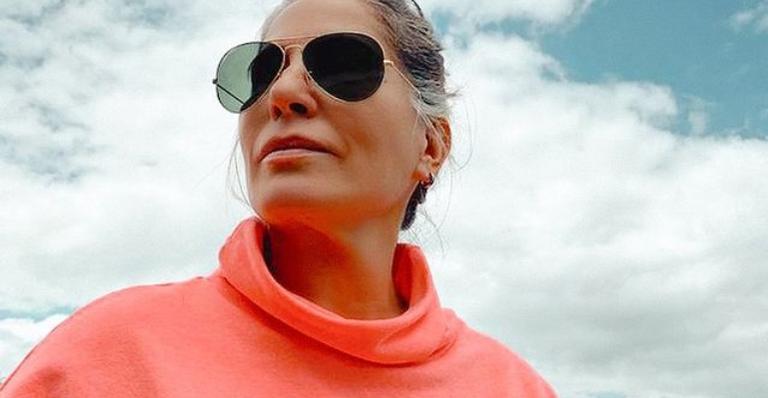 Gloria Pires posa para clique e exibe beleza natural: ”Abrace a maravilhosa bagunça que você é”
