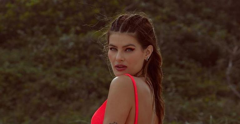 Isabeli Fontana posa para lindíssimo registro na praia: ”Amo dar um pulinho na praia”
