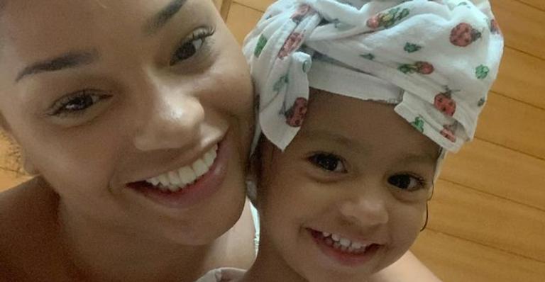 Juliana Alves e a filha posam sorridentes ao curtirem dia na praia: ”Uma pequena pausa”