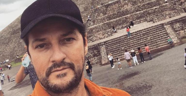 Ao posar em teatro vazio, Marcelo Serrado declara: ”Saudades de um palco”