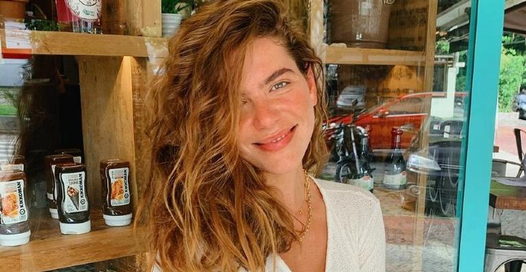 Mariana Goldfarb posa com um pratão de sobremesa e tira sarro nas redes sociais
