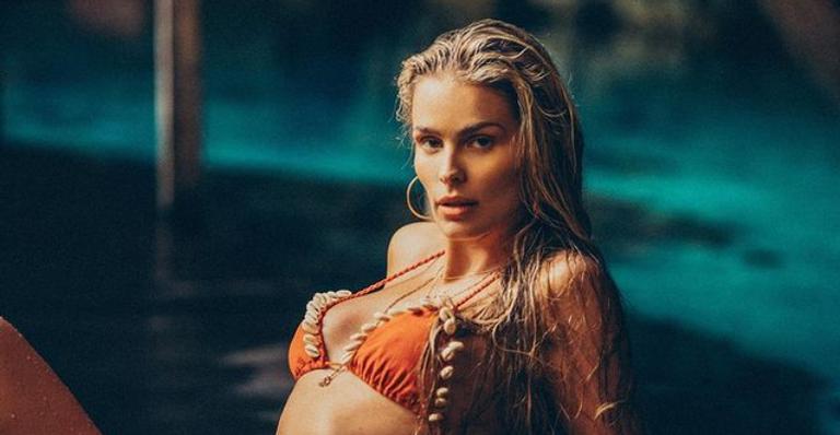 No México, Yasmin Brunet posa em caverna paradisíaca