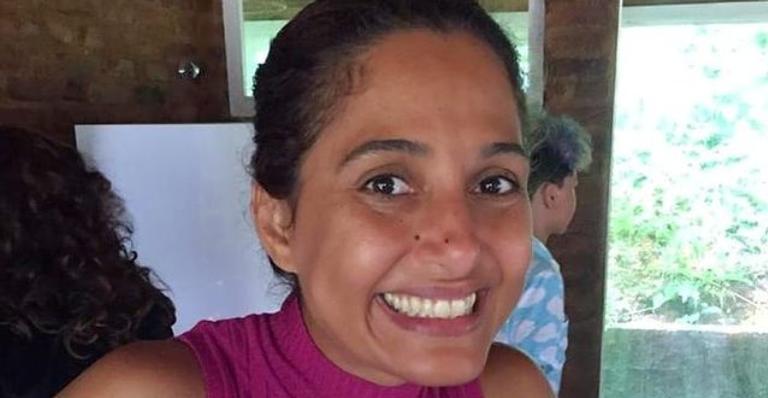 Camila Pitanga exibe madeixas compridas ao posar para lindo registro na praia: ”Eu e a brisa”