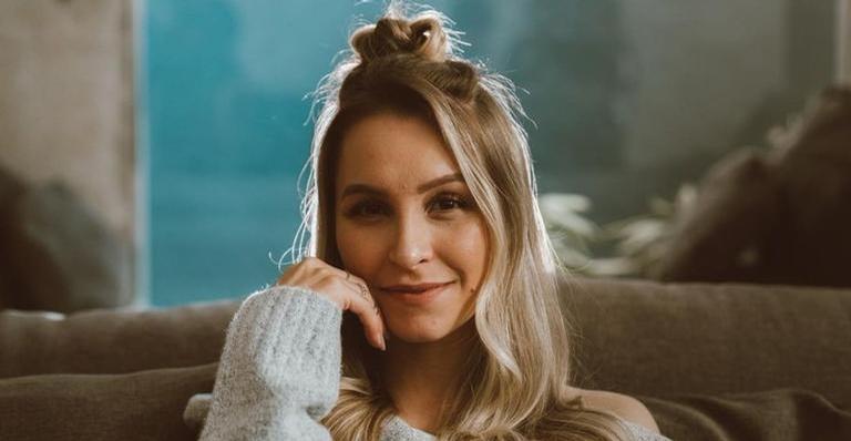 Carla Diaz esbanja beleza e boa forma com vestido decotadíssimo