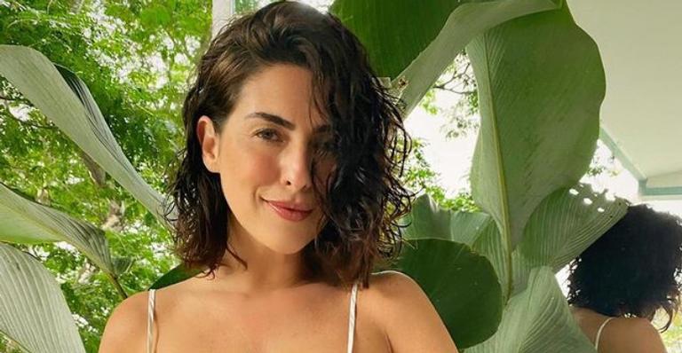 Fernanda Paes Leme curte brincadeira com bola em Fernando de Noronha