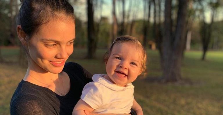 Laura Neiva se derrete por cliques da filha, Maria, e encanta fãs: ”Toda gostosa”