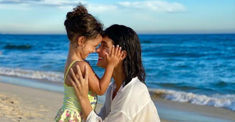 Leticia Almeida posa com filha mais velha e se espanta com seu crescimento: ”Tempo passou rápido”
