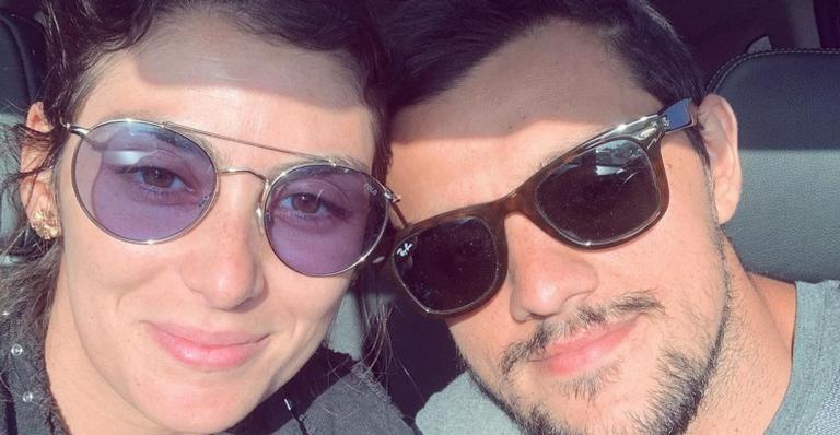 Mariana Uhlmann posa com Felipe Simas e faz declaração para o marido: ”Eu amo você”