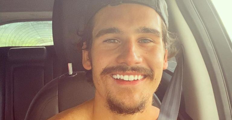 Nicolas Prattes exibe corpão musculoso ao surgir malhando na web