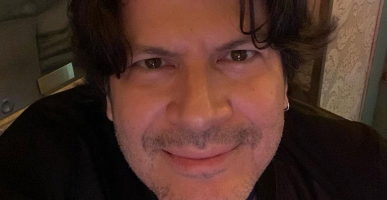 Paulo Ricardo rompe o ligamento do dedo e tranquiliza os fãs: ”Nada de mais”