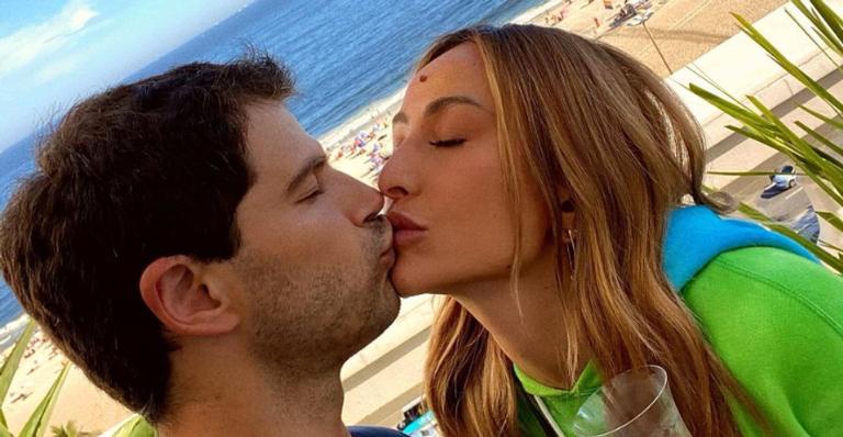 Sabrina Sato e Duda Nagle surgem em clima de romance durante mergulho na piscina