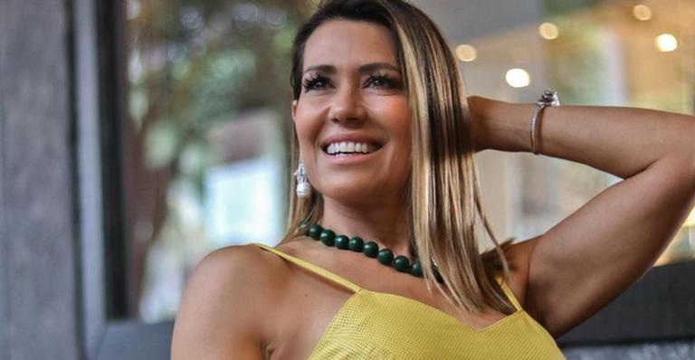 Com 58 anos, Solange Frazão nada com a neta e beleza chama atenção da web