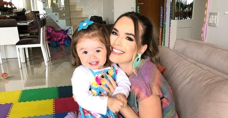 Thaeme Mariôto encanta ao compartilhar clique da filha, Liz, com duas chupetas na boca