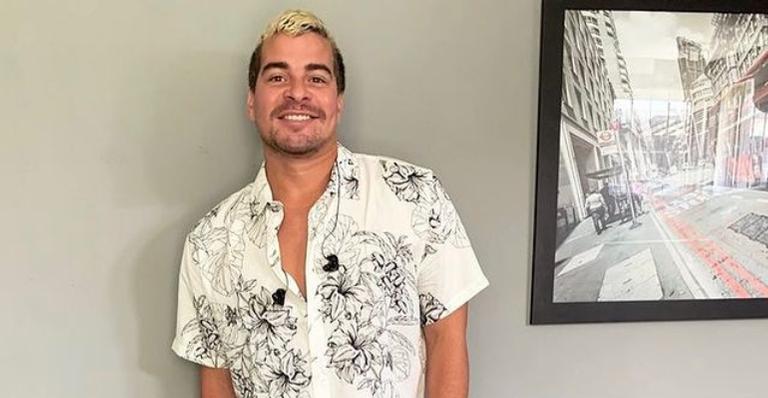 Thiago Martins esbanja simpatia ao posar com copo de cerveja