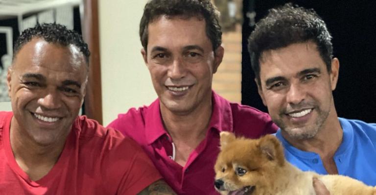 Zezé Di Camargo posa com o irmão, Emanoel e com cunhado, Denilson: ”Família é isso pra mim!”