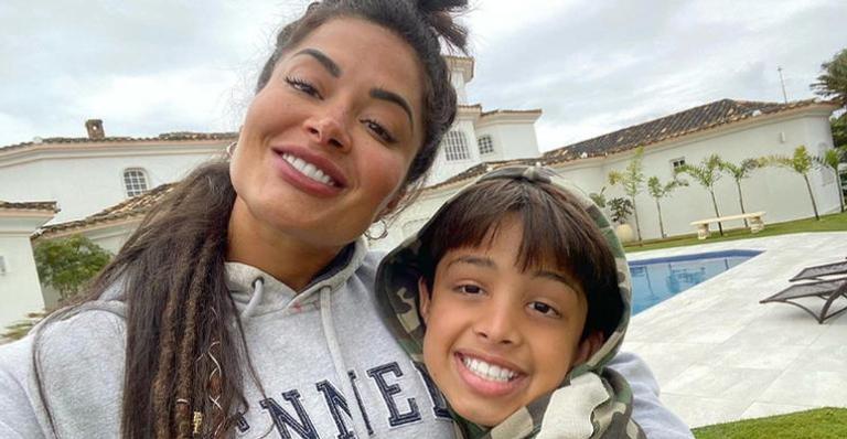 Aline Riscado posa ao lado do filho, Nathan durante pôr do sol: ”Duas paixões”