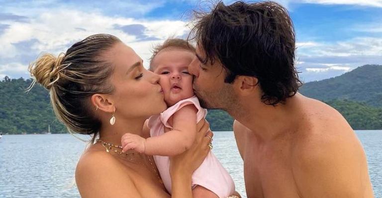 Carol Dias publica lindas fotos no pôr do sol com a família: ”Meu momento favorito do dia”