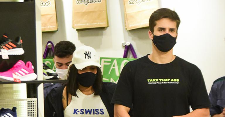 Com novo visual, ex-BBB Flay é flagrada com o namorado