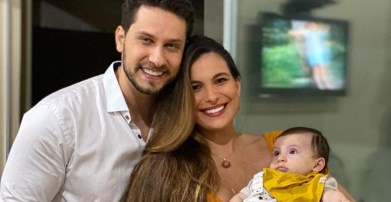 Eliéser Ambrósio posa coladinho com sua família durante passeio na natureza