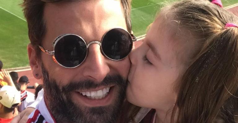 Após agressão, Henri Castelli lamenta não ter passado o aniversário da filha com ela