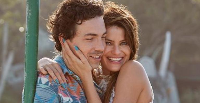 Isabeli Fontana surge de calcinha ao ser flagrada pelo marido, Di Ferrero